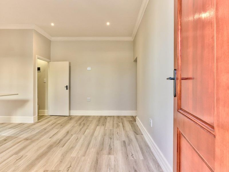 Recently renovated apartment ideal for a young professional or varsity student. - Photo 2