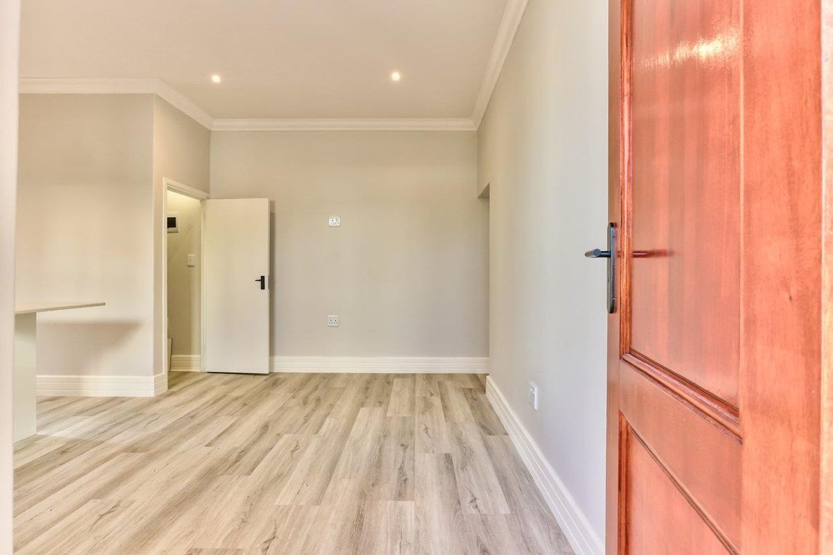 Recently renovated apartment ideal for a young professional or varsity student. - Photo 2