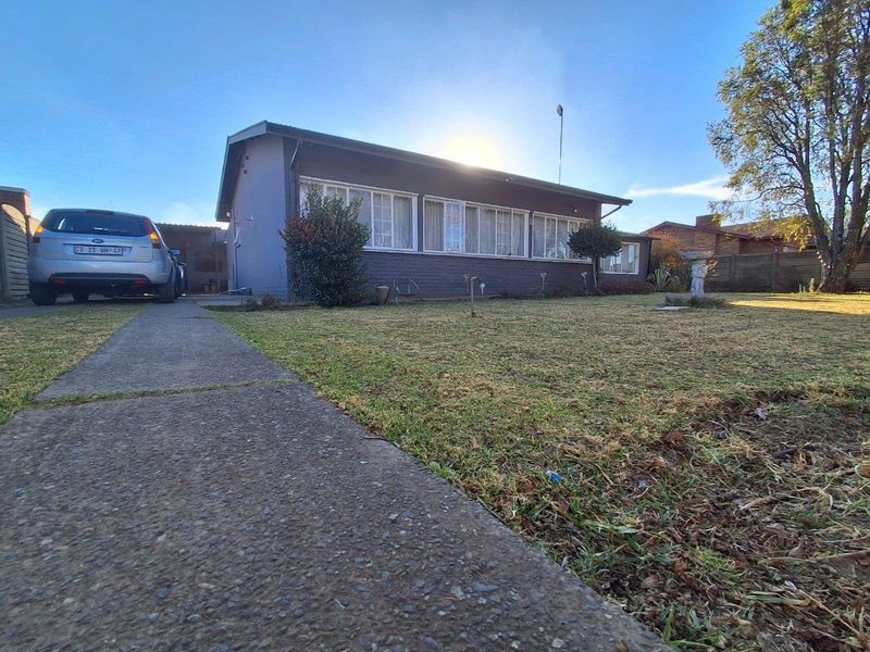 Neat 3-Bedroom Home with Open-Plan Kitchen and Fireplace - Photo 1