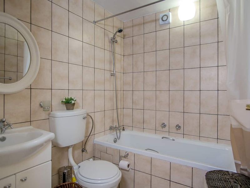 Fully furnished 2 bedroom apartment available on a long term lease. - Photo 8