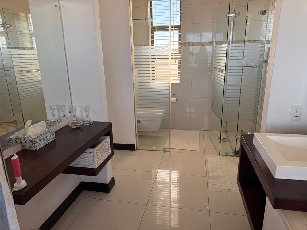 Main bedroom en-suite bathroom 