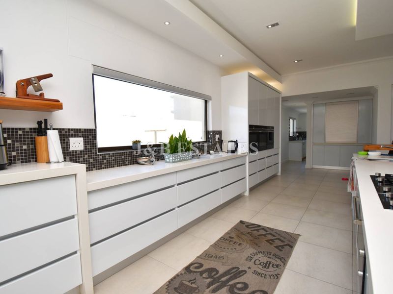 Breathtaking 5-Bedroom House Near Lagoon - Photo 6