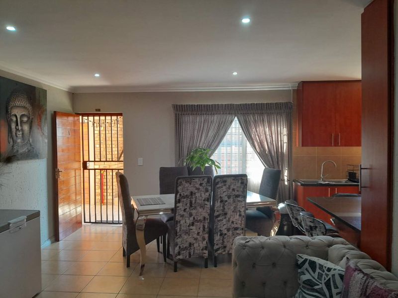Neat as a Pin: Perfect Starter Home in Prime Location - Photo 3