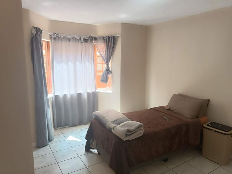 Lovely 1st-Floor Apartment in Secure Randburg Development - Photo 8