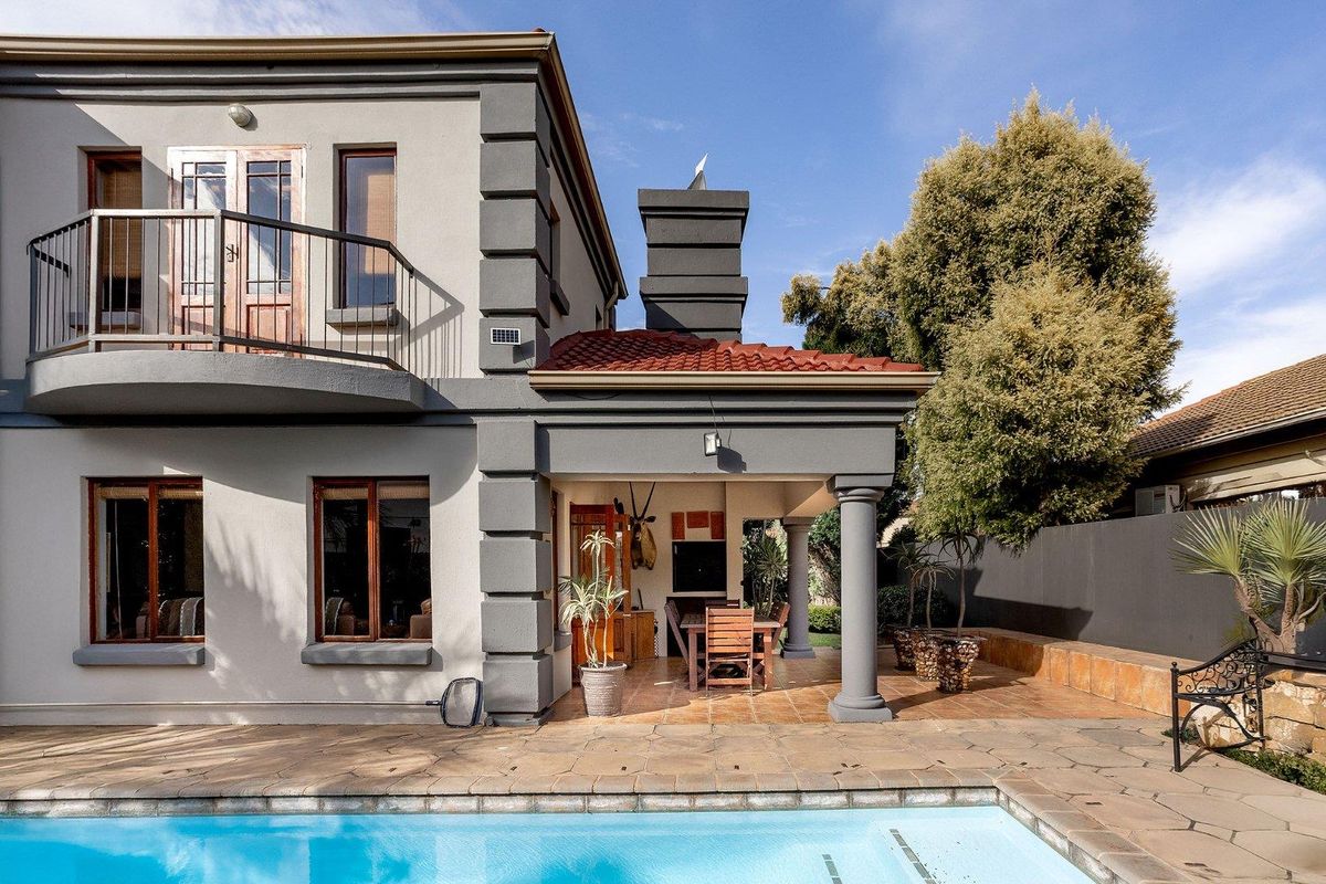 5-Bedroom Home in Sought-After Security Estate - Photo 3