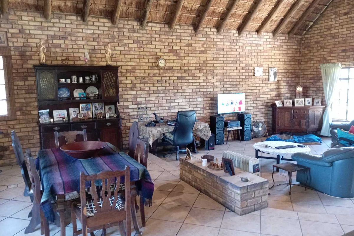 Multi-Unit Property: Live & Earn with 3 Flatlets + Main House - Photo 4