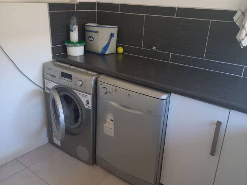 Lovely property situated in a safe area and within walking distance from the Mall, Gym and shops - Photo 7