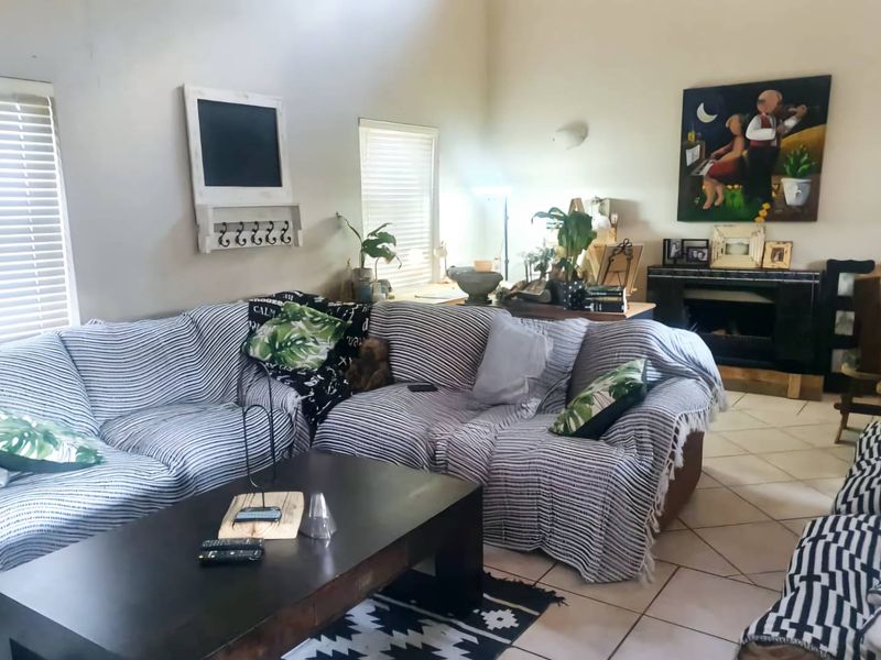 Spacious Double-Storey Home for Sale in the Heart of Okahandja – Perfect for Family Living & Entertaining! - Photo 10