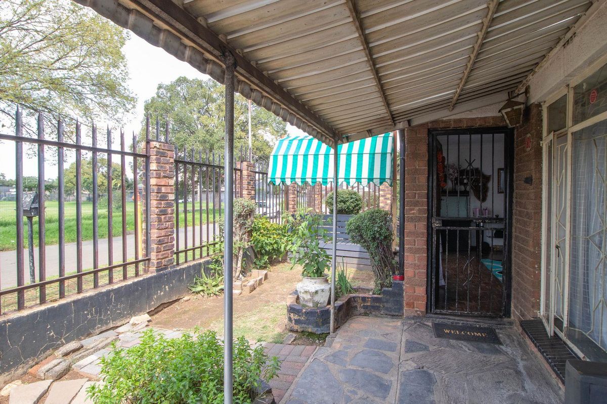 Unlock Potential: Your Dream Home Awaits! - Photo 5