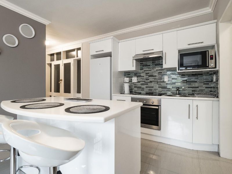 Fully Renovated 2-Bedroom, 2-Bathroom Apartment!! - Photo 4