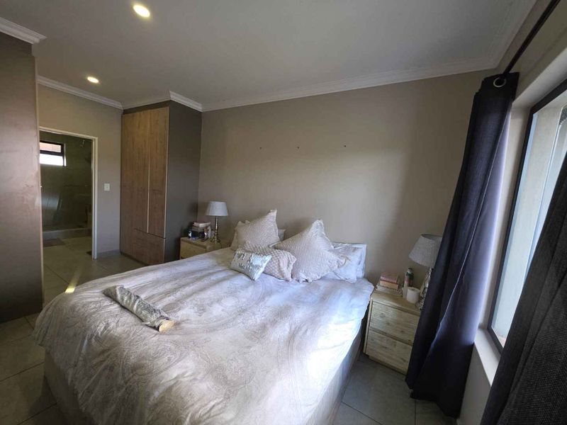 Modern, Stunning 3-Bedroom Apartment for Rent in Six Fountains Estate.  Truly the entertainer's dream! - Photo 6