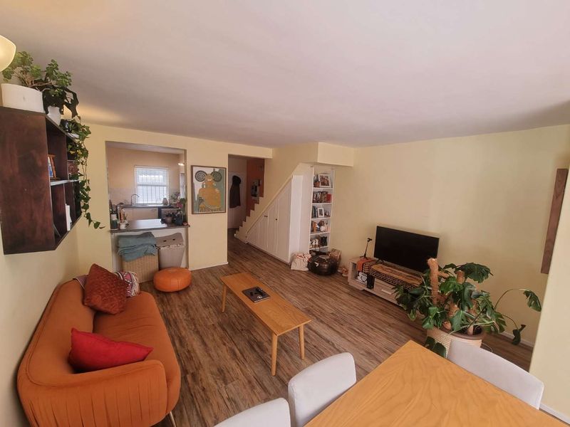 Semi-furnished Two-Bedroom Townhouse with Courtyard and Garage in Sought-After Claremont Upper! - Photo 6