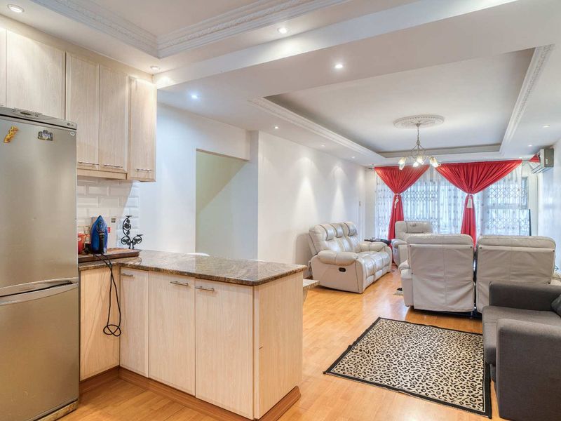 NO STAIRS!! Spacious 3 bedroom 2 bathroom Simplex in sought after Sunningale - Photo 9