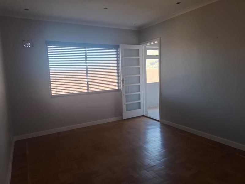 Renovated 2 bedroom UNFURNISHED unit - Photo 2