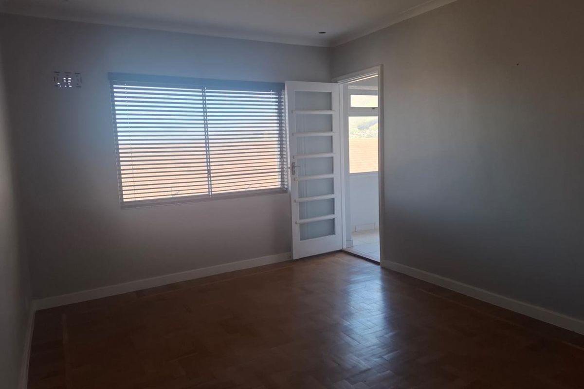 Renovated 2 bedroom UNFURNISHED unit - Photo 2