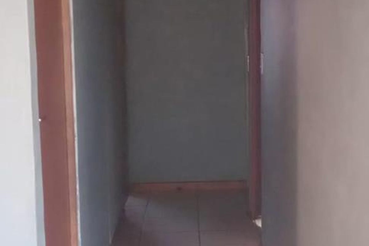 Charming Three-Bedroom Home for Sale in Site C, Khayelitsha - Photo 4