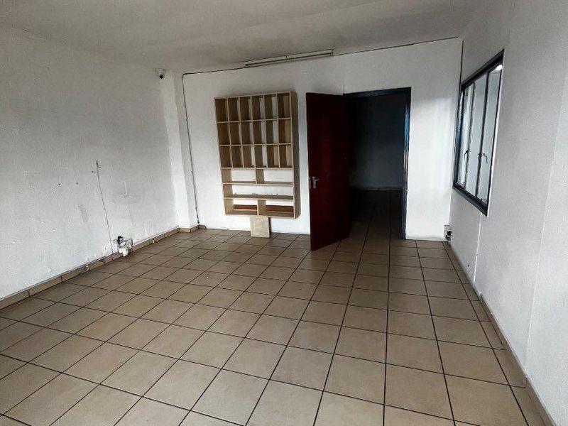 To let warehouse- southern industrial area - Photo 5