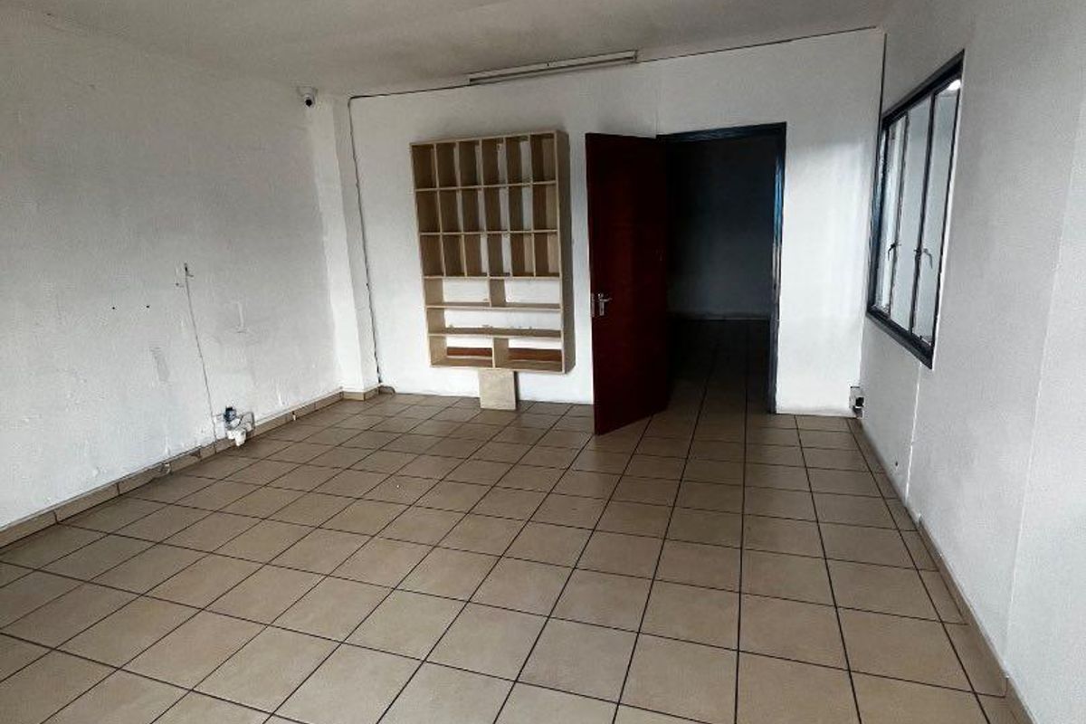 To let warehouse- southern industrial area - Photo 5