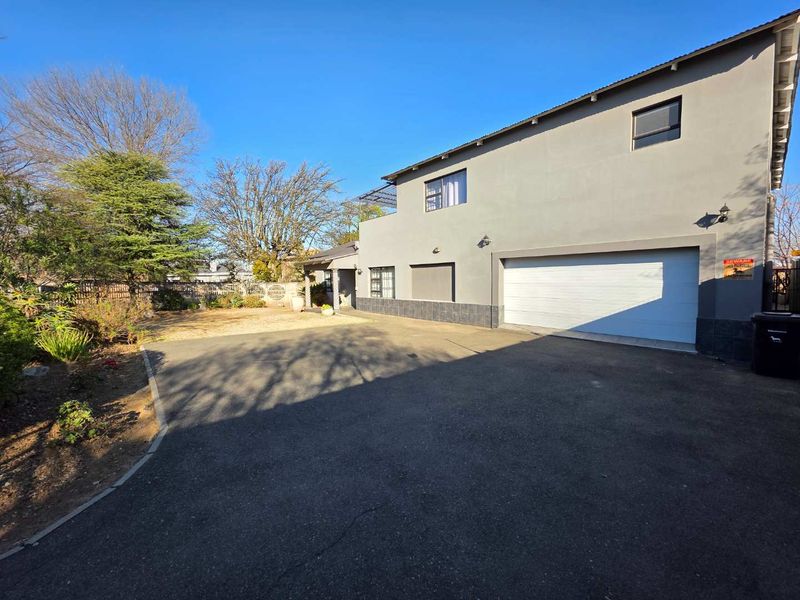 Spacious 4-Bedroom Home with Modern Comforts & Classic Charm - Photo 9