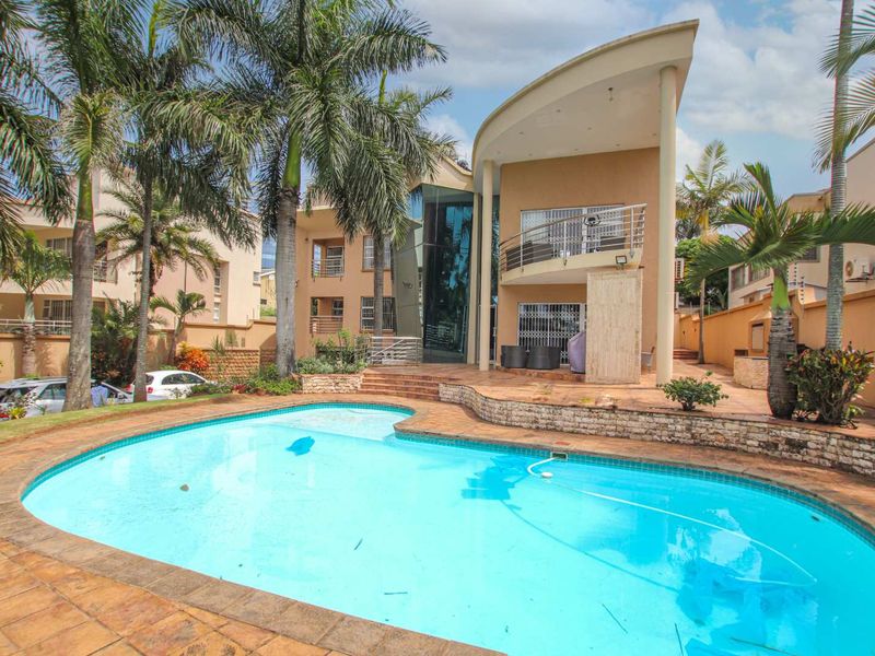 Spectacular home in a boom access controlled street in Prime Umhlanga. - Photo 2