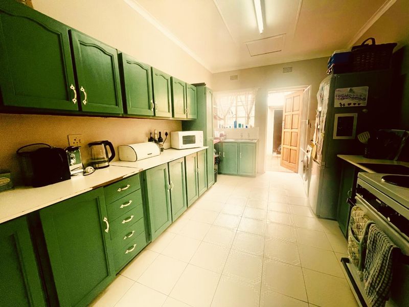 3 bedroom townhouse in a security gated complex - Photo 2