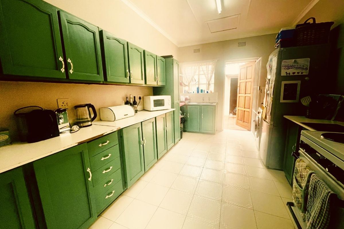 3 bedroom townhouse in a security gated complex - Photo 2