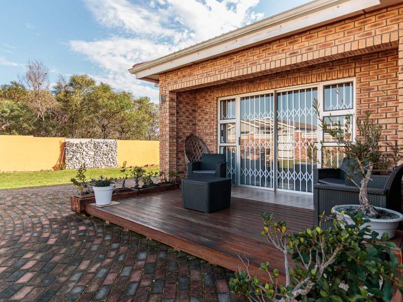 Immaculate Family Home with Expansive Garden - Photo 6