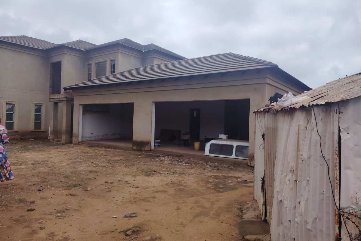 Unpolished Diamond in Lakefield Benoni -6 Bedroom Mansion -Investors and Renovators Dream - Photo 2