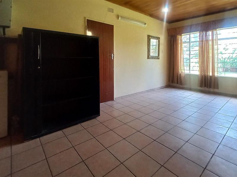 Spacious 3/4-Bedroom Family Home in Secure Boomed-Off Area in Edleen - Photo 4