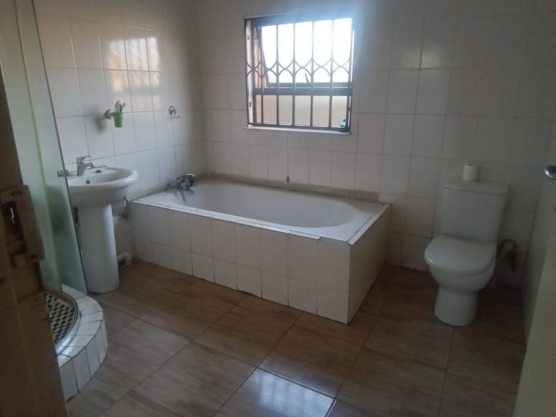 3 bedroom house in Siluma view,Katlehong - Photo 10