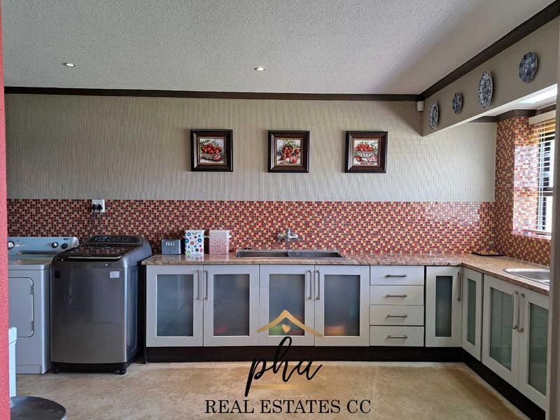 Entertainer’s Delight!!!! Spacious 5 bedr family home with indoor pool for sale in Walvis Bay, selling for N$10.5 mil - Photo 9