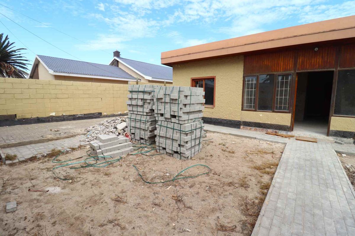 Prime Renovation Opportunity in Swakopmund – Unbeatable Location - Photo 2