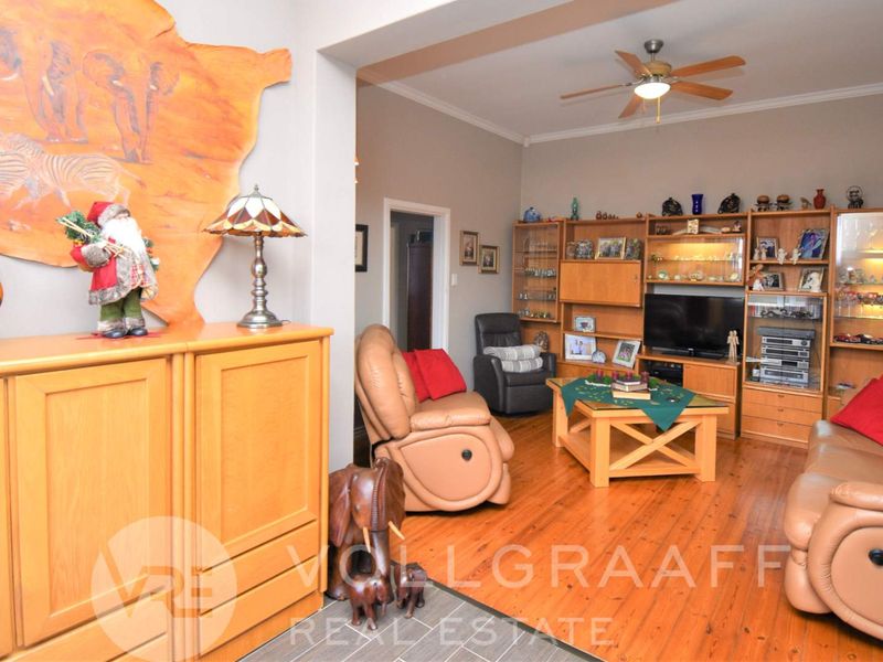 Investor’s dream: Stylish home plus 3 beautiful income-generating flatlets in CBD, Swakopmund - Photo 8