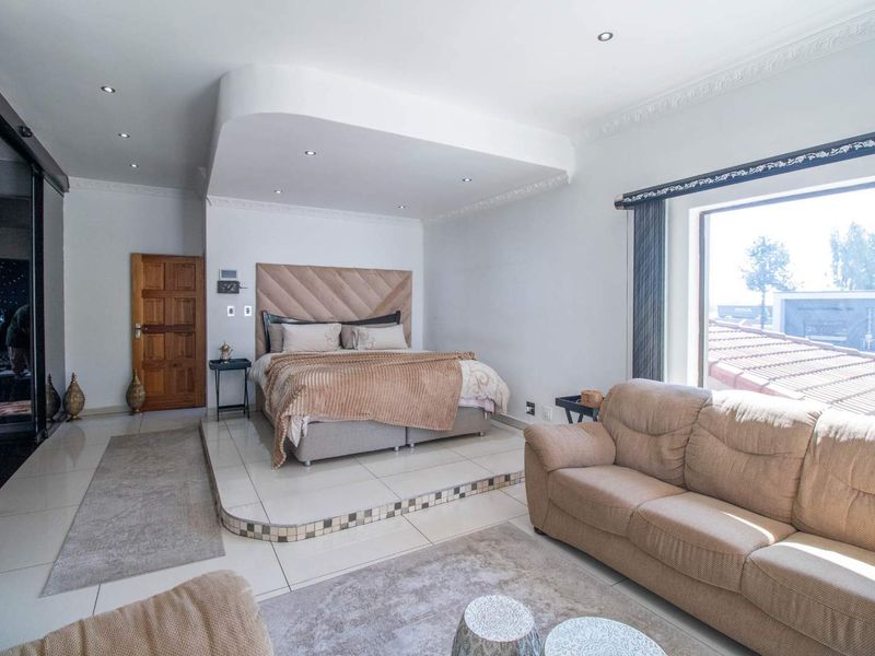 Exquisite Double Story 5 bedroom home in Lakefield Ext. 21 - Photo 10