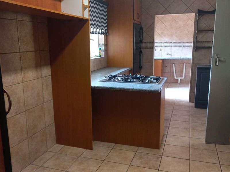 4 bedroom home + flatlet in 24 hour security area - Photo 3