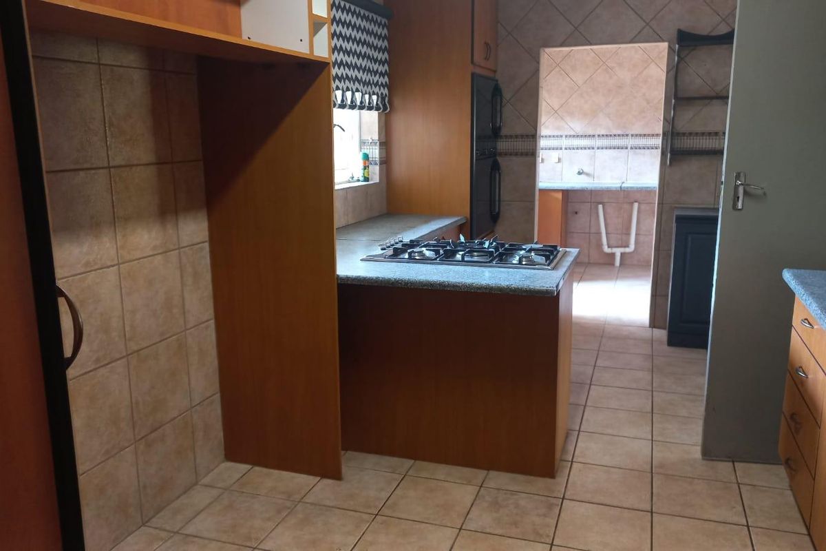 4 bedroom home + flatlet in 24 hour security area - Photo 3