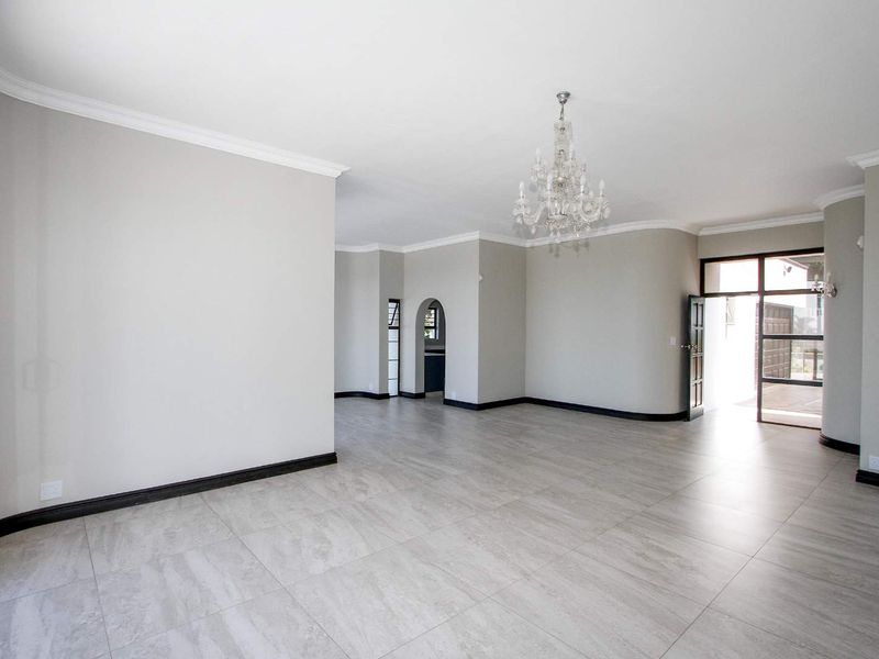 Beautifully renovated 6 bedroom home with breath taking sea views - Photo 7