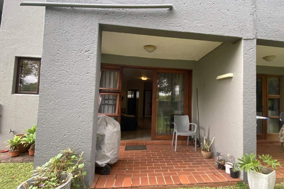 1 Bedroom Apartment / Flat for Sale in Waterkloof Ridge. - Photo 2