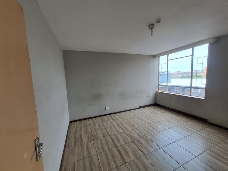 Spacious 5 Bedroom apartment is now ready for a new owner! - Photo 3