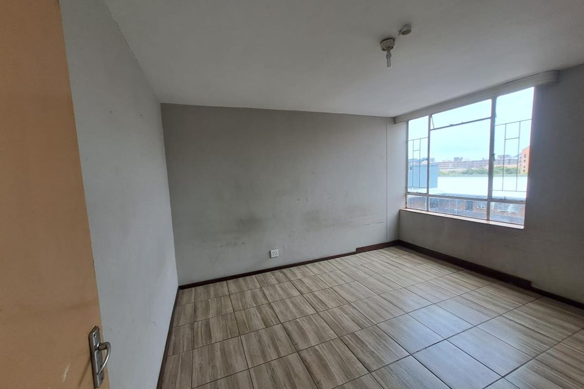 Spacious 5 Bedroom apartment is now ready for a new owner! - Photo 3