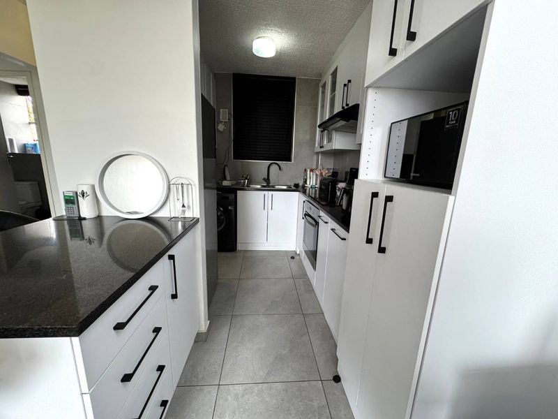 1,5 BEDROOM FLAT FOR SALE IN CONSTANTIA PARK, Pretoria East - Photo 3