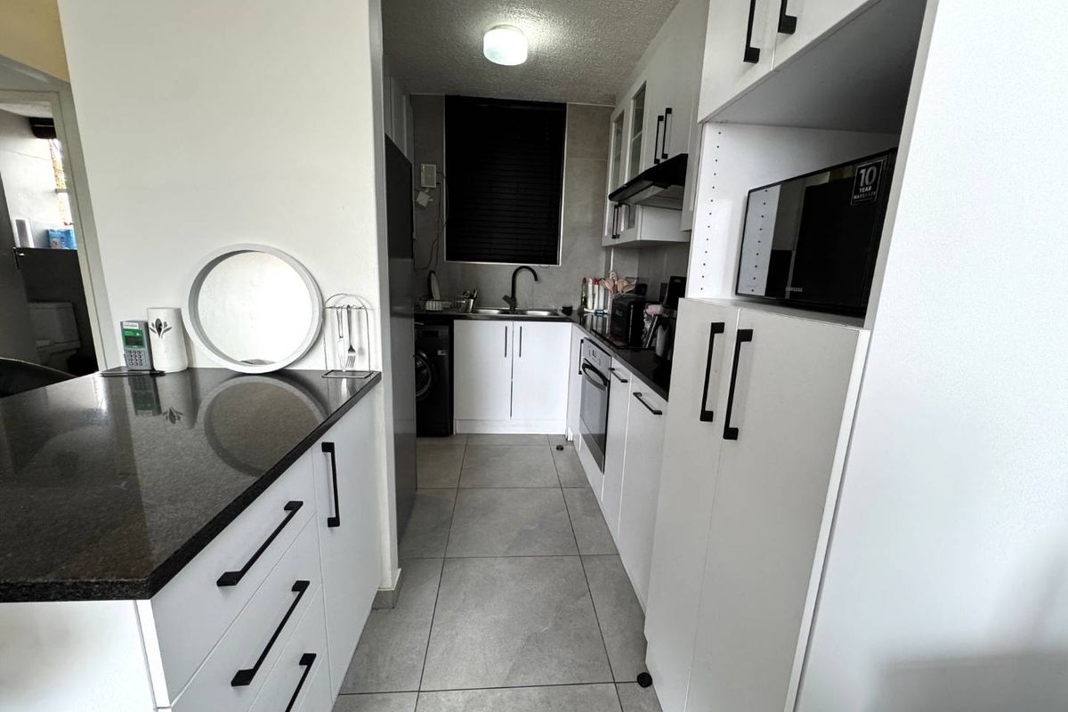 1,5 BEDROOM FLAT FOR SALE IN CONSTANTIA PARK, Pretoria East - Photo 3