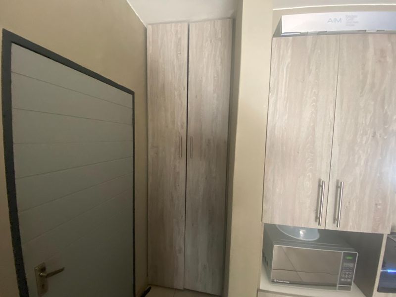 Stylish first floor two bedroom apartment in a secure modern estate - Photo 7