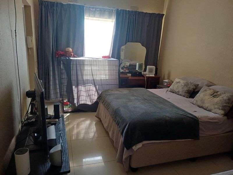 Spacious Family Home with Pool, Study and Flatlet Potential - Photo 5