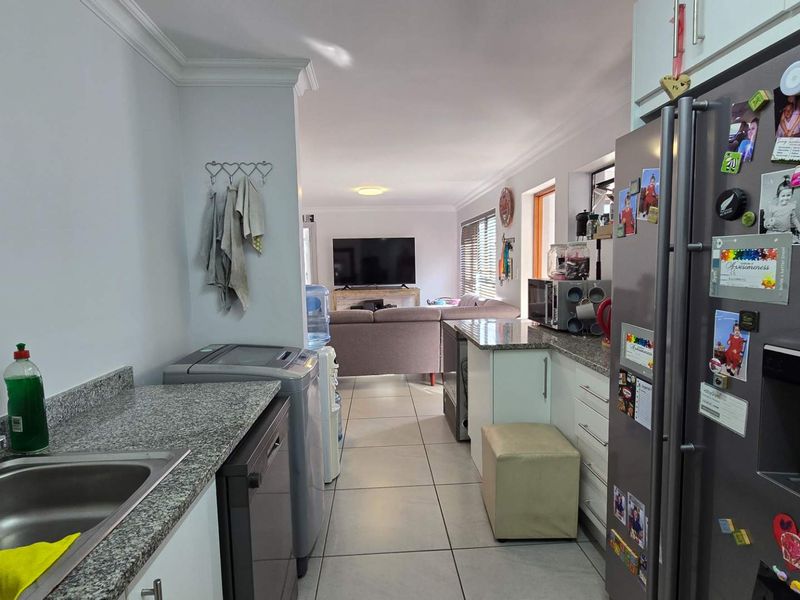 Spacious 3-Bedroom Apartment in Pet-Friendly Zonnezicht Complex - Photo 8