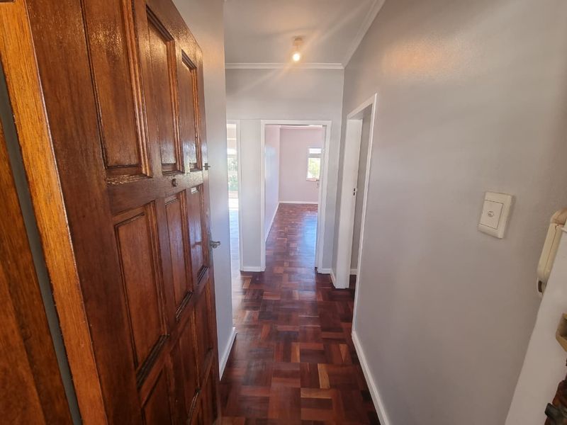 Refurbished Unfurnished 2-Bedroom Apartment To Rent in Newlands - Photo 2
