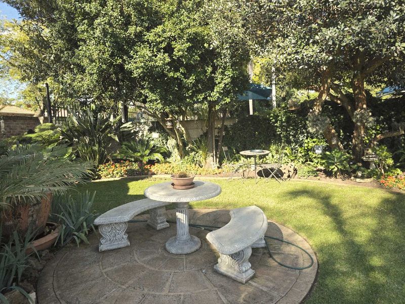 Stunning Home - Photo 5