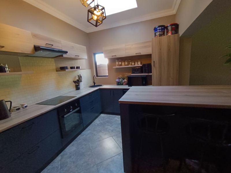 MIDSTREAM SECURITY ESTATE - LUXURY 5 BEDROOM MANSION - Photo 9
