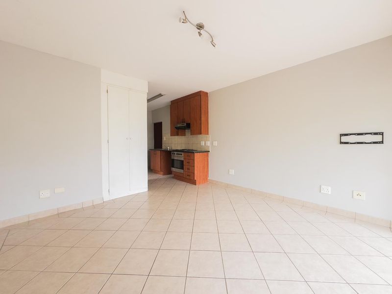 Stunning Bachelor Unit For Rent in Oukraal Boulevard, The Meadows! - Photo 3