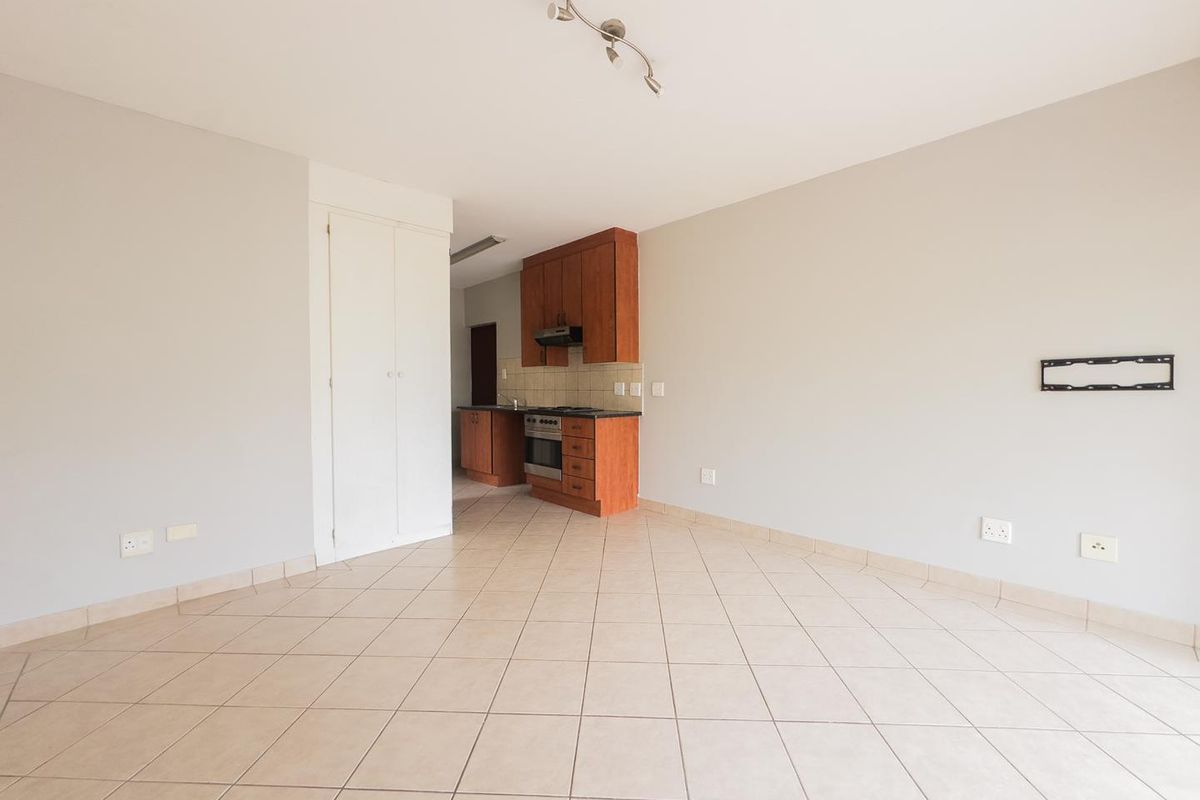 Stunning Bachelor Unit For Rent in Oukraal Boulevard, The Meadows! - Photo 3